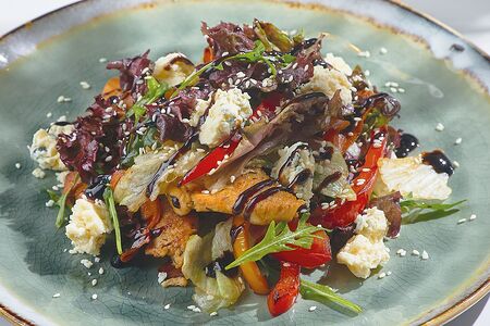 Тёплый салат с цыплёнком