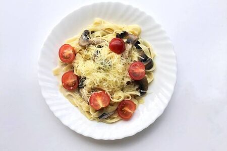 Паста в сливочном соусе с грибами и помидорами черри