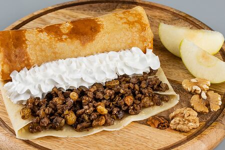 Блин с яблочно-ореховой начинкой