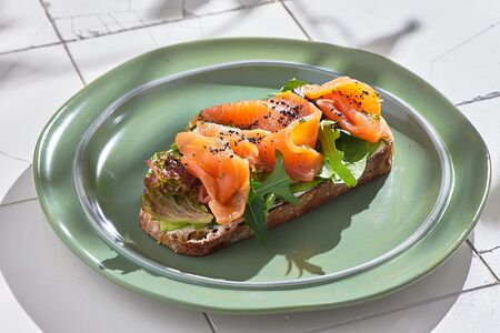 Брускетта с лососем