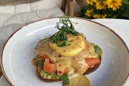 Бриошь c лососем под сырным соусом