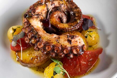 Осьминог с запеченными овощами