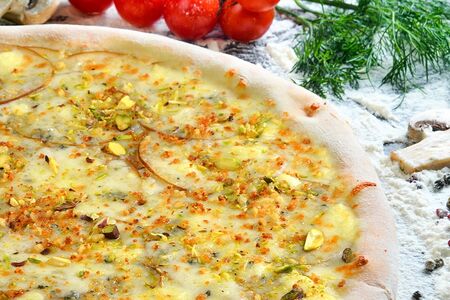 Пицца с грушей и голубым сыром