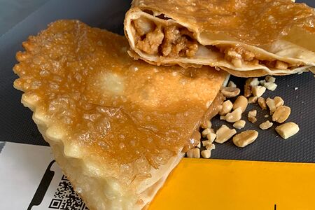 Чебурек с арахисом и вареной сгущенкой