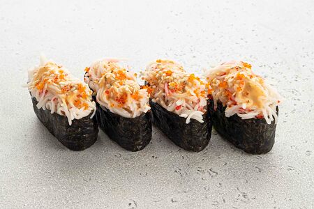 Острые суши с крабом (4 шт)