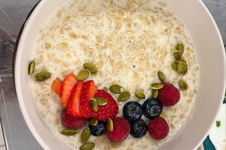 Овсяная каша, свежие ягоды и тыквенные семечки