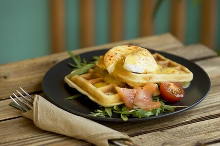 Вафли Венские с лососем и яйцом Бенедикт