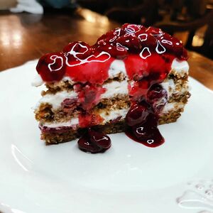 Морковный торт с вишней