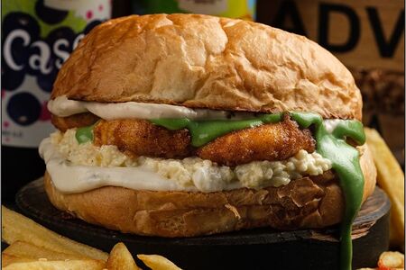 Крафт бургер с креветкой и соусом сладкий васаби