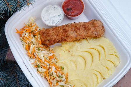 Люля-кебаб куриный с картофельным пюре и капустным салатом