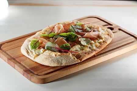 Пицца с горгонзолой и пармской ветчиной