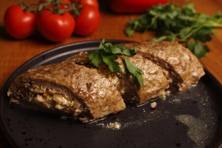 Рулет мясной с луком и яйцом