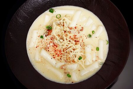 Токпокки с сыром и беконом