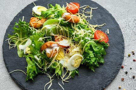 Салат Цезарь с креветками