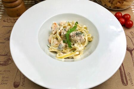 Тальятелле с лососем и руколой в сливочном соусе