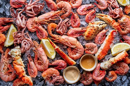 Большое плато морепродуктов на компанию