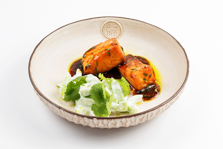 Семга в пряном терияки с огурцом и мятой