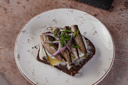 Тост на бородинском хлебе со шпротами