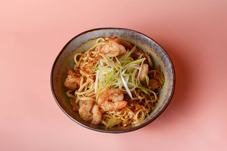 Вок-лапша с жареными креветками и арахисом