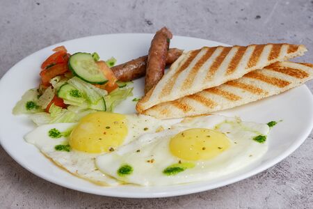 Глазунья с колбаской и овощным салатом