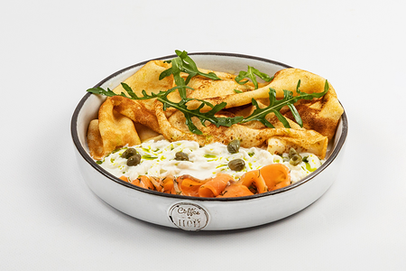 Блины с семгой слабой соли и сыром Страчателла