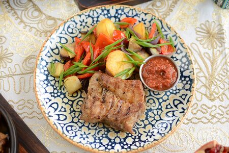 Стейк из свинины с овощами и томатным соусом