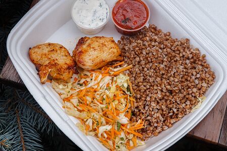 Куриное филе с гречкой и капустным салатом