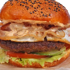 Гамбургер с яйцом и беконом