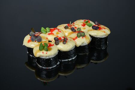 Печёные роллы с лососем под сырной шапкой и соусом унаги