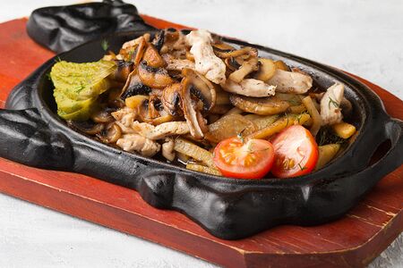 Жареха с курицей и грибами