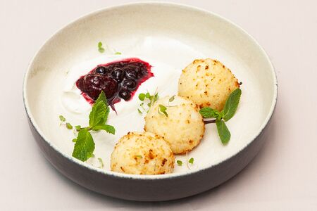 Кокосовые сырники с домашним ягодным вареньем