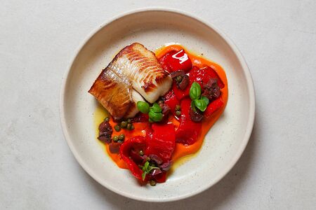 Стейк черной трески с сицилийскими оливками, соусом ромеско и перцем рамиро