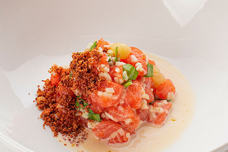 Тартар из лосося с ферментированным яблоком и ржаным хлебом