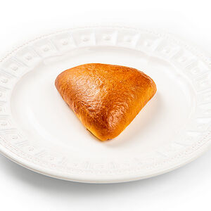 Пирожок с яблоками и брусникой