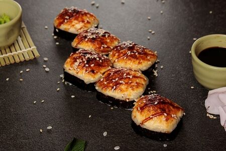 Запеченный сырный ролл с кальмаром