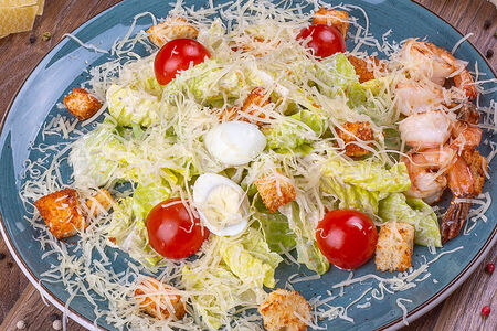 Салат Цезарь с креветками