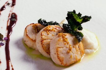 Сахалинский гребешок с пюре из цветной капусты