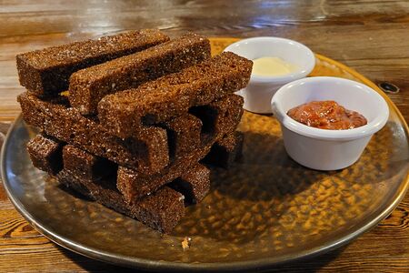 Гренки чесночные с соусом