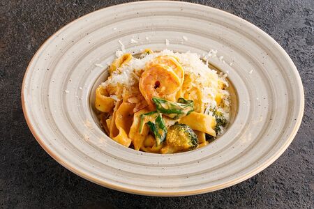 Паста с креветками, шпинатом и соусом биск