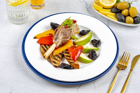 Запеченная рулька ягненка