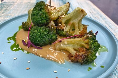Брокколи с кунжутным соусом