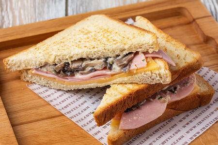 Сэндвич с грибами, ветчиной и сыром