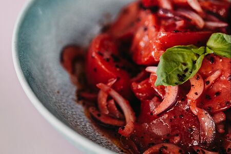 Салат из сладких помидоров с крымским луком