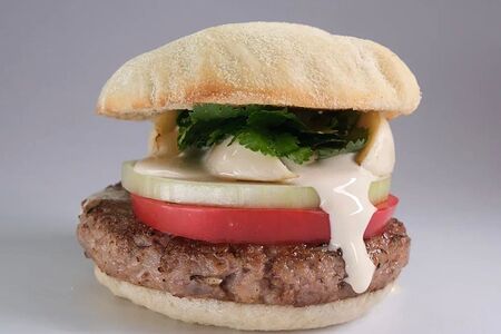 Бургер с котлетой из ягненка