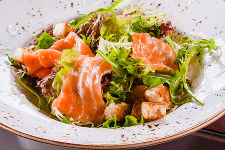 Салат с семгой и соусом дор-блю