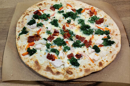 Пицца с курицей и шпинатом