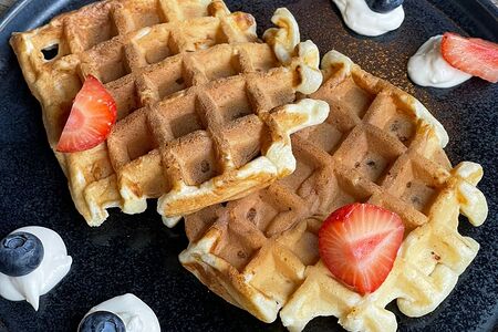 Творожные вафли с ягодами и муссом