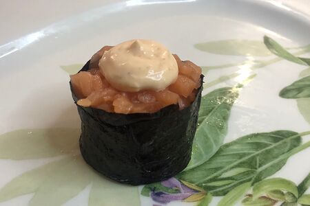 Гункан с лососем спайси
