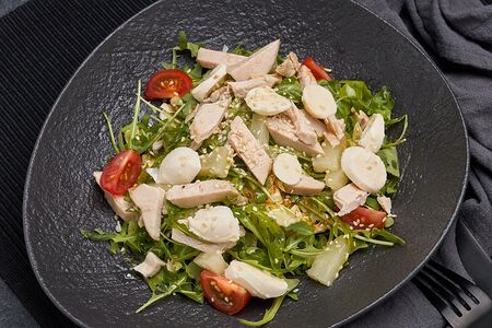 Салат с курицей и ананасами