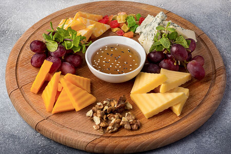 Ассорти из европейских сыров